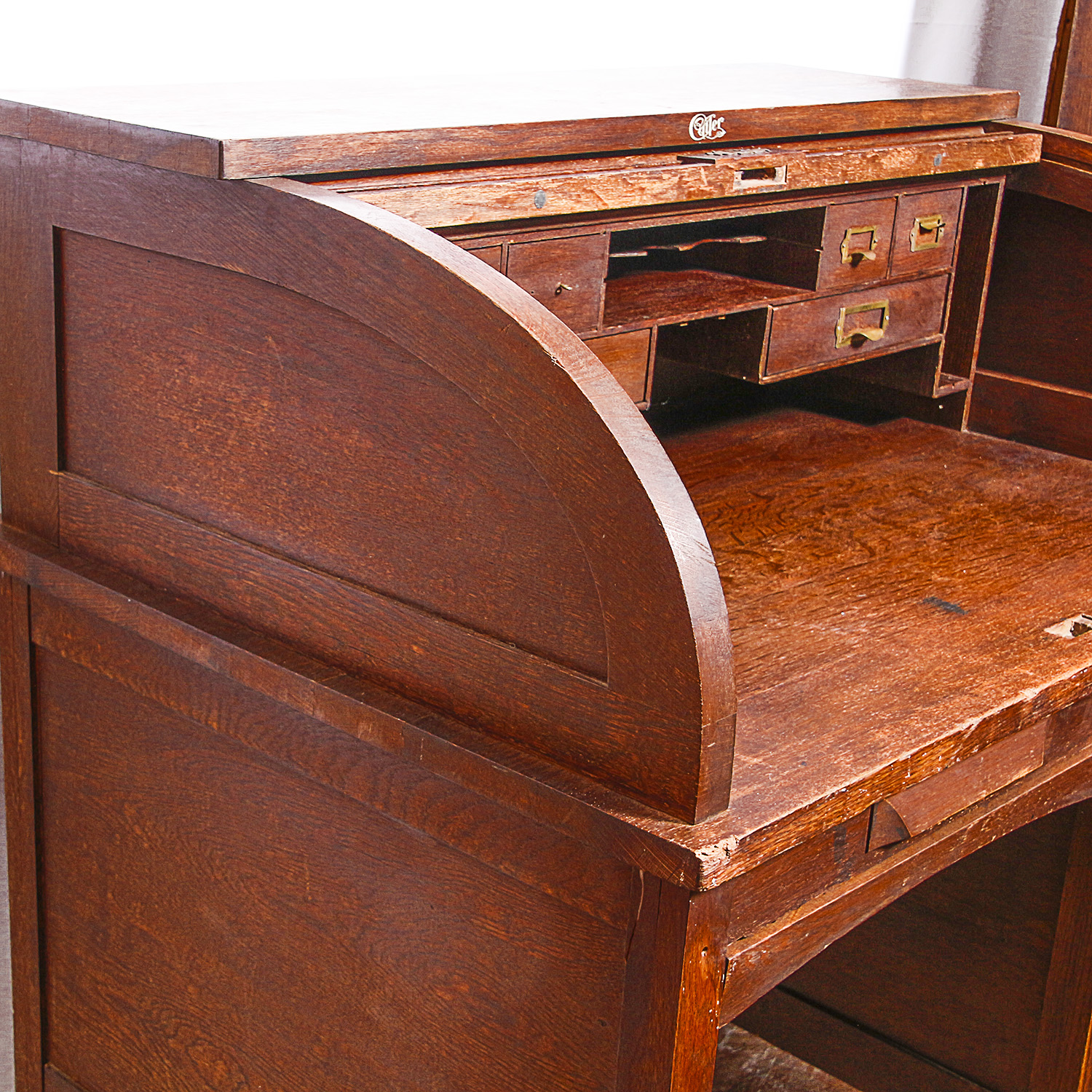 Antique Cutler Desk Co. Roll Top Desk EBTH